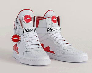 Сеть пиццерий Pizza Hut представила пару обуви, которая позволяет заказать и получить пиццу с помощью NFC технологии или QR-кода
